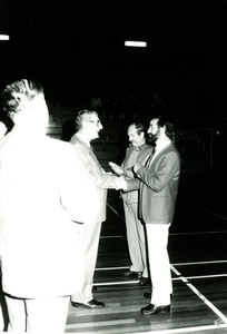 231231 Burgemeester Roels reikt een medaille uit aan Jan Jansen., 28-09-1985