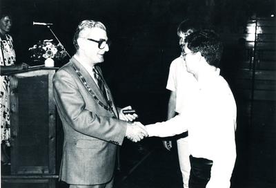231235-01 Burgemeester Roels feliciteert één van de kampioenen, 28-09-1985