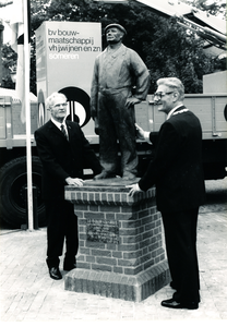 231238 Onthulling van het standbeeld De Bouwvakker, door Burgemeester Roels, links Jan van Doorn., 01-10-1985