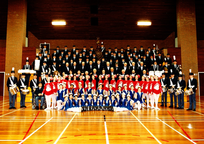 231263 Majorettes en muzikanten van Fanfare Somerens Lust in sporthal de Postel , 1985