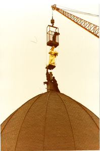 231285 Het tijdelijk verwijderen van het Heilig Hartbeeld met behulp van een kraan, 1986