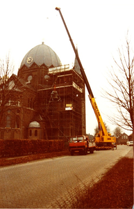 231286 Het tijdelijk verwijderen van het Heilig Hartbeeld met behulp van een kraan, 1986