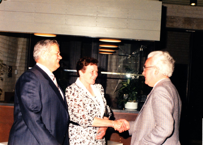 231312 Piet van Dongen neemt afscheid van wethouder Wim Hurkmans en Echtgenote, 14-05-1986