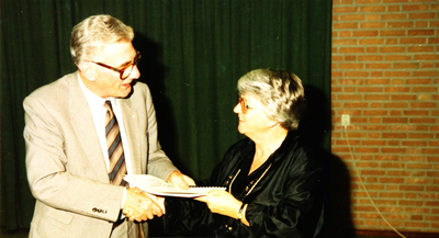 231352 Overhandiging van het rapport aan burgemeester Roels door Mevrouw Joosen-Jansens, 3-10-1986