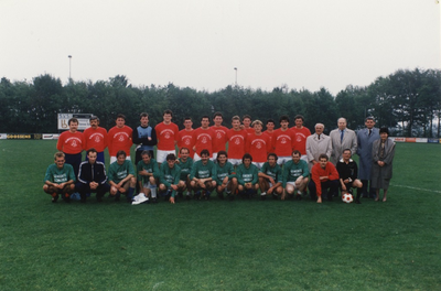 231435 Groepsfoto van de beide teams op sportpark de Potacker., 1987