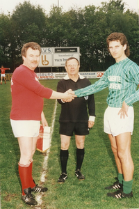231436 Toss voor aftrap van de wedstrijd, rechts op de foto Gerard Lomans (gemeente Someren), 1987