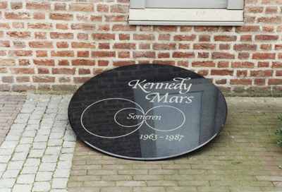 231469 Herdenking tableau ter gelegenheid van het 25 jaar jubileum van de Kennedymars , 27-6-1987