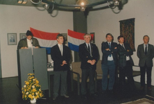 231529 Van links naar rechts presentatrice Wilma van de Laar, Sport ambtenaar R. van Geleuken, Burgemeester H.A.J. ...