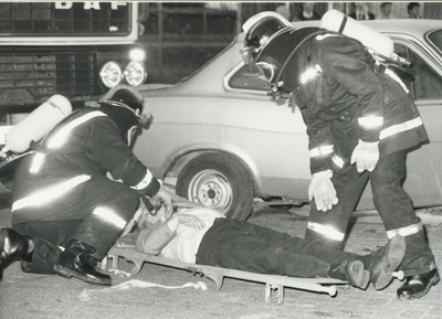 231638 Brandweer medewerkers buigen zich over een lotus slachtoffer., 19-04-1988