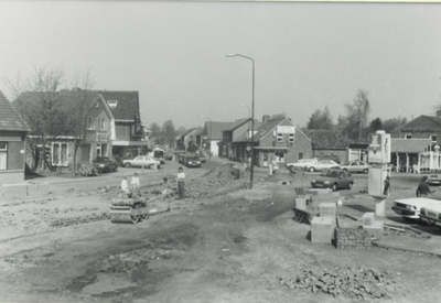 231645 Wegwerkzaamheden: het walsen van de ondergrond met een wals, gezien in de richting van de Floreffestraat, 9-1988