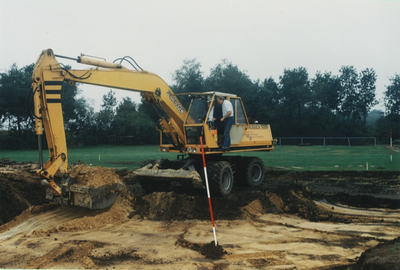 231756 Het officiele startsein voor de aanleg van de nieuwe atletiekbaan door het afgraven met een shovel, met erop Wim ...
