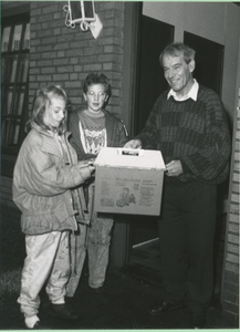 231875 Het overhandigen van de eerste milieubox door leden van Jong Nederland aan wethouder Jan Hendriks, 17-11-1990
