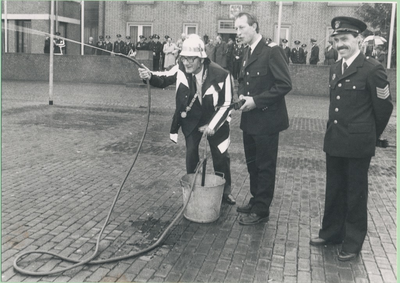 231906 Burgemeester Roels blust, als burgemeester, het laatste brandje in Someren, met geheel rechts Joep Linden van de ...