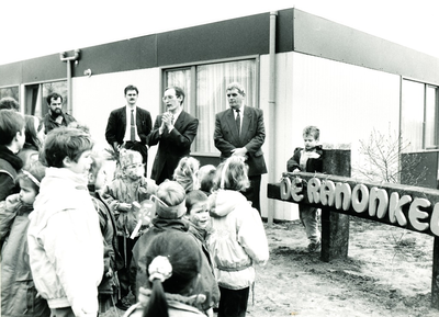 231924 Toespraak van de directeur van de school Dhr. Jonkers (midden), rechts van hem wethouder Wim Deenen, 1-3-1991
