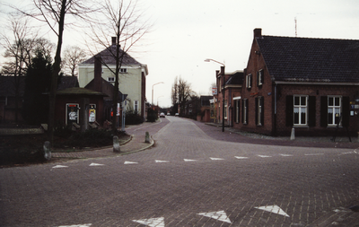 232145 met links midden de Pastorie. en rechts herbergh De Coeckepanne, 07-1992