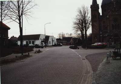 232147 Van Dongenstraat: met links de Boerenleenbank en rechts de RK. Kerk H. Naam Jezus, gezien in richting ...