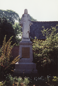 232165 Heilig Hart monument: Offermansstraat:, op het kerkplein, 25-03-1992