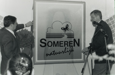 232196 De presentatie van het welkoms bord ter plaatsing aan toegangswegen, door Willy van Roosmalen (Sopro) en ...