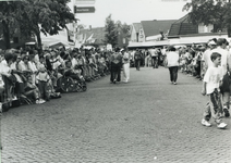 232214 Het interviewen van een deelneemster door binnenprater Wim van de Moosdijk (met pet), 7-1992