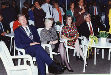 232216 Toeschouwers bij de start van de Kennedymars, met zittend v.l.n.r.; J.Vos (burgemeester), Mevrouw May-Weggen ...
