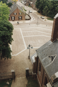 232221 Panorama: plein met begin van devan Dongenstraat, midden met Herberg De Coeckepanne , 07-1992