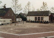 232230 Florastraat: gezien vanaf kerkplein. De Rabobank rechts, 07-1992