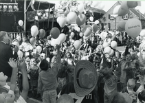 232290 Het oplaten van balonnen door de schooljeugd, 6-9-1992