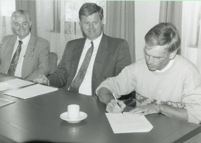 232389 Ondertekening door een horeca-ondernemer, met links Harrie Noten en in het midden burgemeester Vos, 15-7-1992