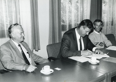 232390 Ondertekening door burgemeester Vos, met links Harrie Noten, 15-7-1992