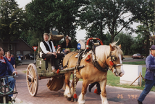 232391 Burgemeester Vos en zijn gezin. op weg naar het nieuwe adres., 25-07-1992