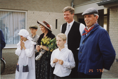 232392 Aankomst op het nieuwe adres, Regge 1 met rechts naast het gezin Jos verhoeven (brandweer commandant), 25-07-1992