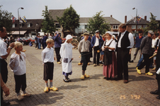 232398 Deelnemen aan Oudhollandse spelen door de kinderen., 25-07-1992