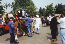 232403 Aankomst van familie Vos op het Wilhelminaplein., 25-07-1992