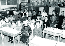 232479 Leerlingen van de Paulusschool Someren Noord. Met Willem van Hoof als onderwijzer, midden achter., 06-01-1993
