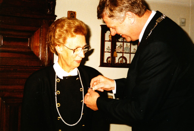 232546 Mevrouw A. Roels krijgt de ere-medaille, in de Orde van Oranje Nassau in goud, van burgemeester Vos, 4-1993