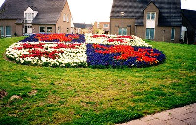 232551 Kanaalstraat: plantsoen met het wapen van Someren in bloemen uitgevoerd, 03-1993 - 05-1993