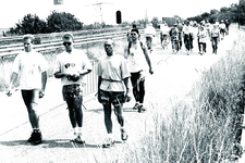 232582 Wandelaars op de brug over het kanaal op weg naar de finish, 3-7-1993