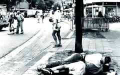 232583 Kennedymars : twee deelnemers liggen op de grond, vermoedelijk te rusten, 3-7-1993