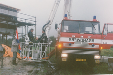 232605 Burgemeester Vos word omhoog gehesen in de bak van de brandweerkraan om de vlag te plaatsen, 22-09-1993