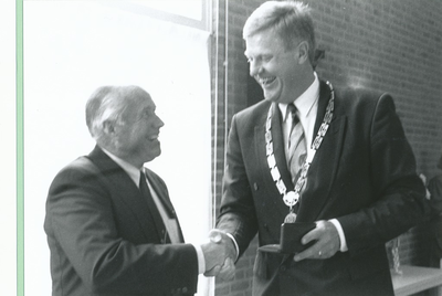 232638 W. Pijnenburg krijgt de ere-medaille in zilver, behorende bij de Orde van Oranje Nassau, van burgemeester Vos, ...