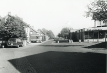 232681 Kruispunt van Dorpsweg-Dorpsstraat met rechts drukkerij Haerkens en Links Paulussen oudpapier, 10-1994