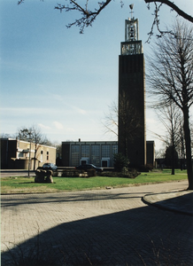 232756 R.K.Kerk O.L. Vrouw ten Hemelopneming, Lambertusstraat : voorzijde. Met links Gemeenschapshuis de Einder, 12-1994