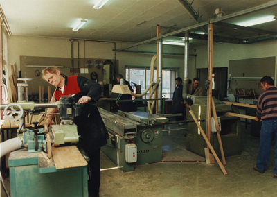 232773 Vrijwilligers in werkplaats De Springplank, 12-1994