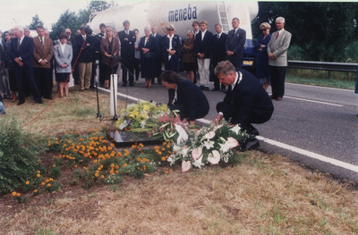 232781 Kranslegging door Truus Hendrickx-Vlaar (Burgemeester van Asten) en Joseph Vos (Burgemeester van Someren), 15-8-1994