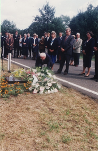 232783 Kranslegging door Jan Smulders (zoon van burgemeester Smulders) en echtgenote, 15-8-1994