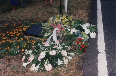 232784 Bloemenkransen op de herdenkingssteen, 15-8-1994