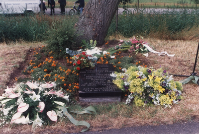 232786 Herdenkingssteen omringd door bloemen, 15-8-1994