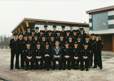 233186 Brandweermannen van het brandweerkorps, met burgemeester Vos en commandant J.Verhoeven., 1994