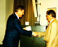 233268 Burgemeester Vos feliciteert Lau Gardien met zijn 12½ jubileum als raadslid, -09-1995