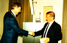 233269 Burgemeester Vos feliciteert raadslid Piet Raymakers met zijn 12½ jarig jubileum , 09-1995